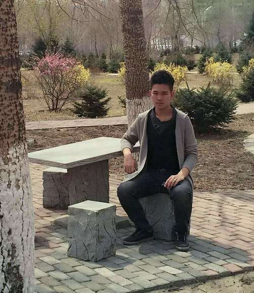     第一次见到赵静伟的时候觉得这是一个内向不爱