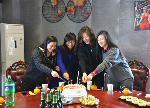 &nbsp;&nbsp;&nbsp; 校长叶曲炜代表校领导讲话,祝